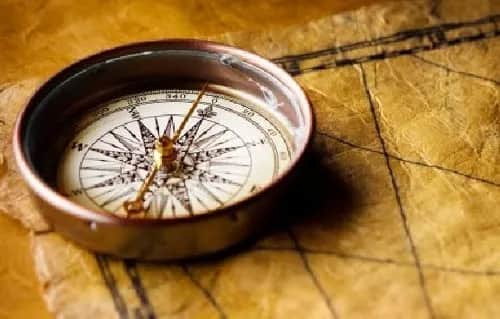 Kiedy wynaleziono kompas i jak zmienił świat? Historia i wpływ na nawigację